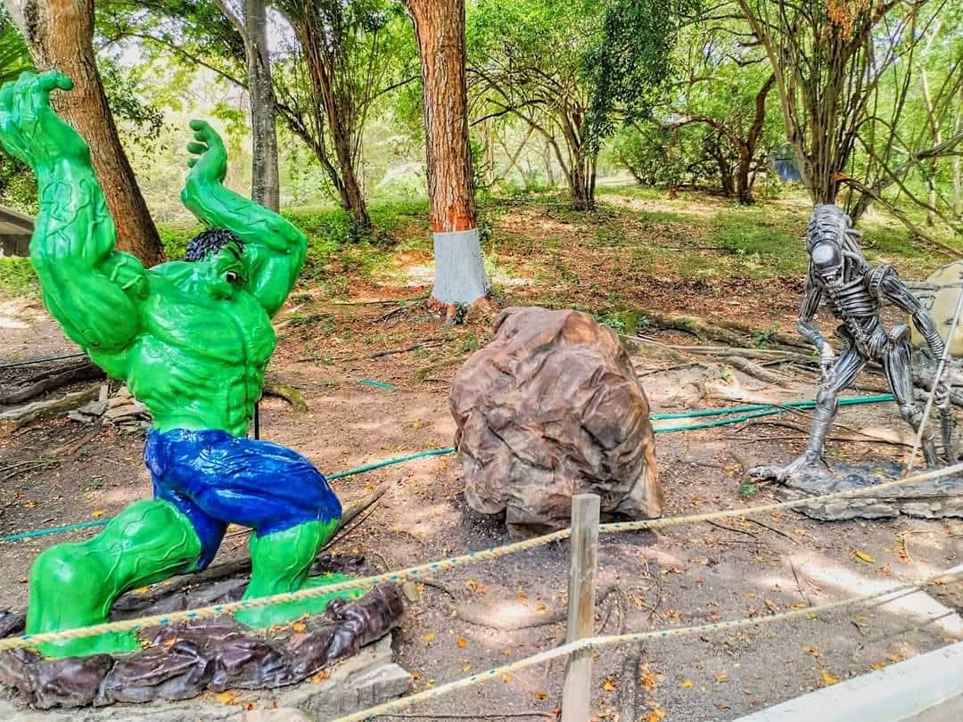 Esculturas y naturaleza en Los Pocitos
