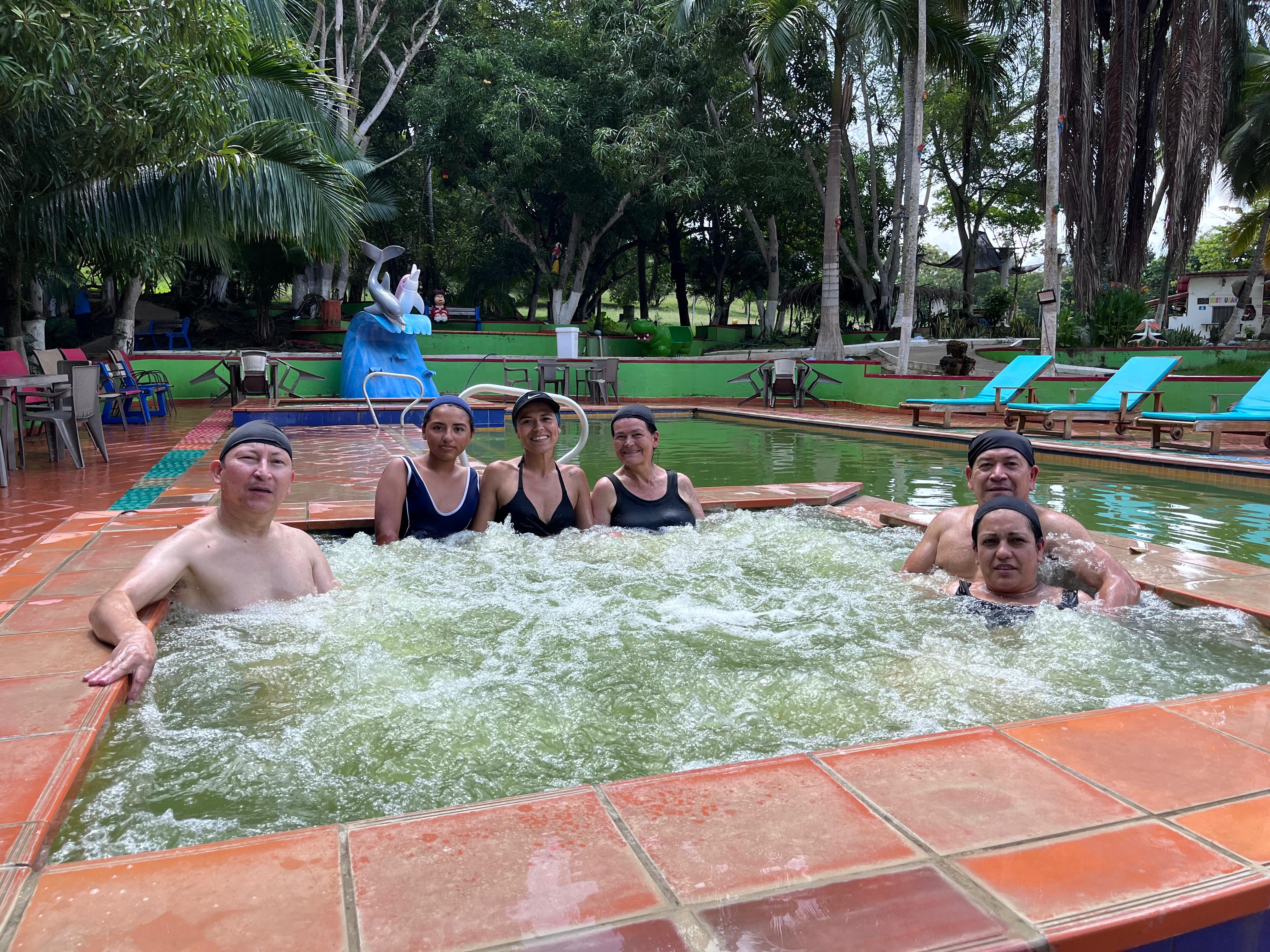 Piscina azufrada con visitantes